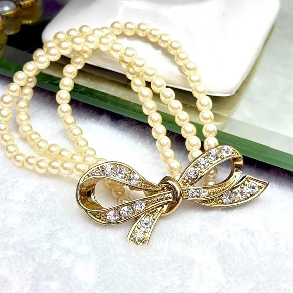Vintage Style Pearl Bracelet with Rhinestone Bow - Picture 4 of 8